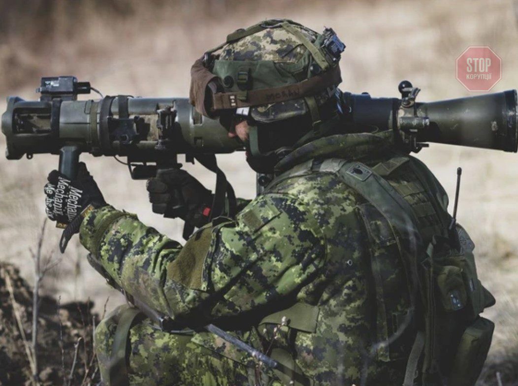  Протитанкова зброя Carl Gustav в руках канадського солдата (фото HANDOUT / Canadian Armed Forces)