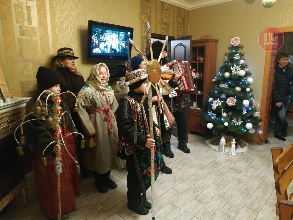  Аматорський гурт ''Свято'' співає колядки у Святогірську Фото: Тетяна Міхай