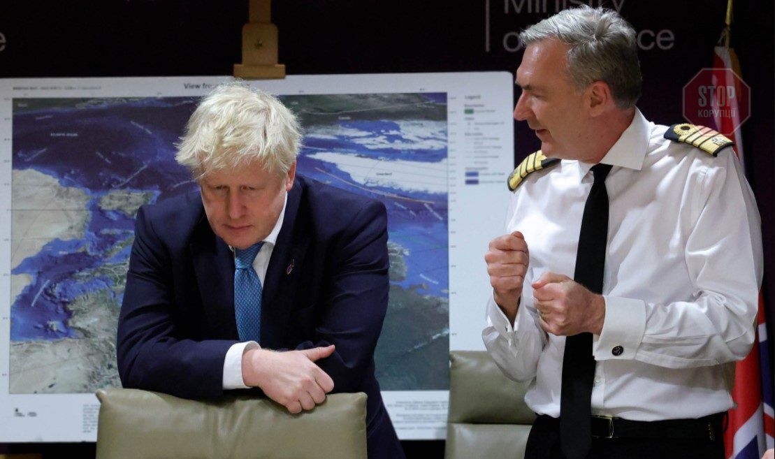  Прем'єр Великобританії вислуховує звіт очільника оборони. Фото — Twitter