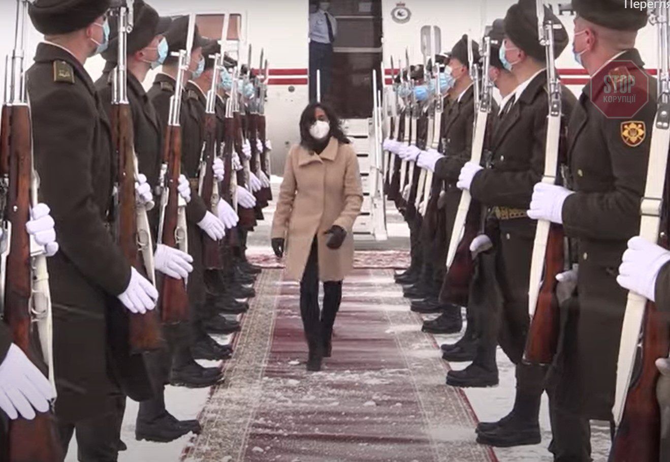  Аніта Ананд в аеропорту зустрічала шеренга військових у парадній формі. Фото — скрін відео
