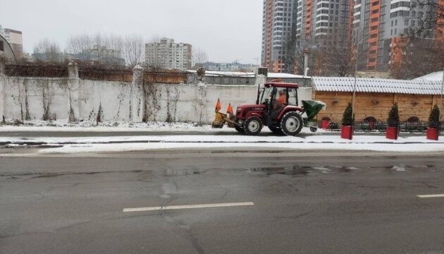 У Києві вулиці від снігу чистять 140 машин