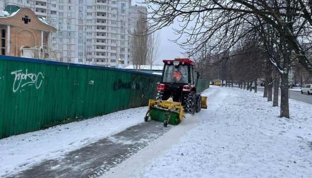 У Києві вулиці від снігу чистять 140 машин
