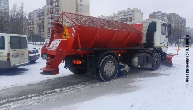 У Києві вулиці від снігу чистять 140 машин