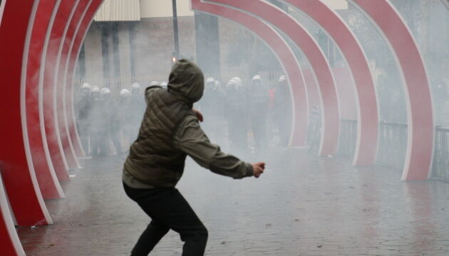 В Албанії поліція «сльозогоном» та водометами відбила у протестувальників офіс опозиції