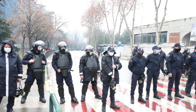 В Албанії поліція «сльозогоном» та водометами відбила у протестувальників офіс опозиції