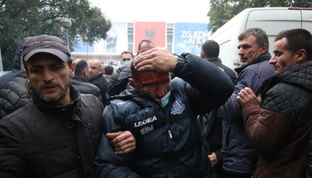 В Албанії поліція «сльозогоном» та водометами відбила у протестувальників офіс опозиції