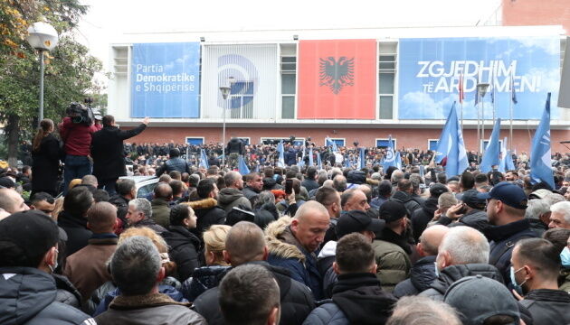 В Албанії поліція «сльозогоном» та водометами відбила у протестувальників офіс опозиції