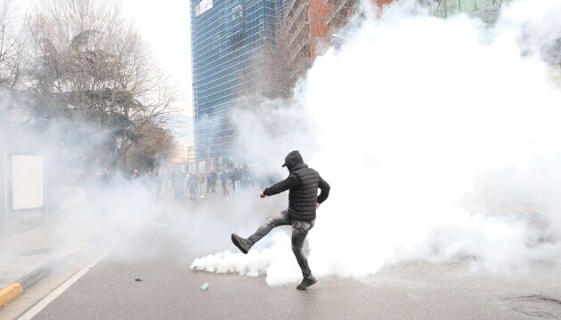 В Албанії поліція «сльозогоном» та водометами відбила у протестувальників офіс опозиції