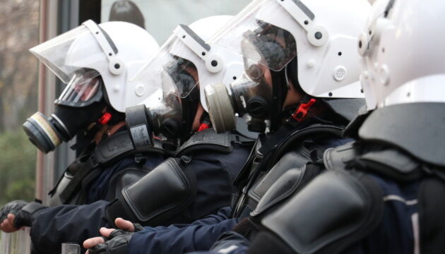 В Албанії поліція «сльозогоном» та водометами відбила у протестувальників офіс опозиції