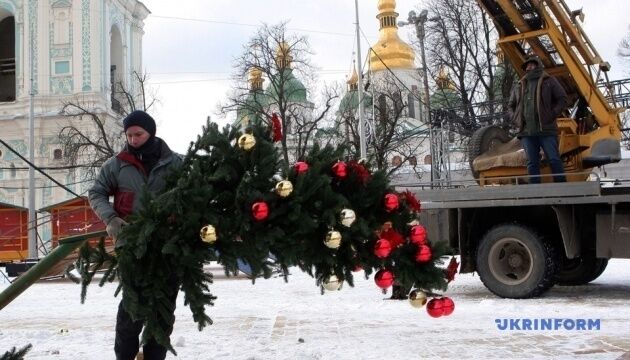 На Софійській площі Києва демонтують головну ялинку країни
