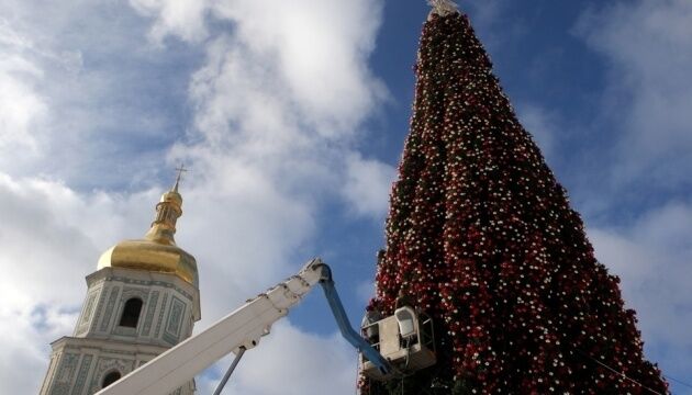 На Софійській площі Києва демонтують головну ялинку країни