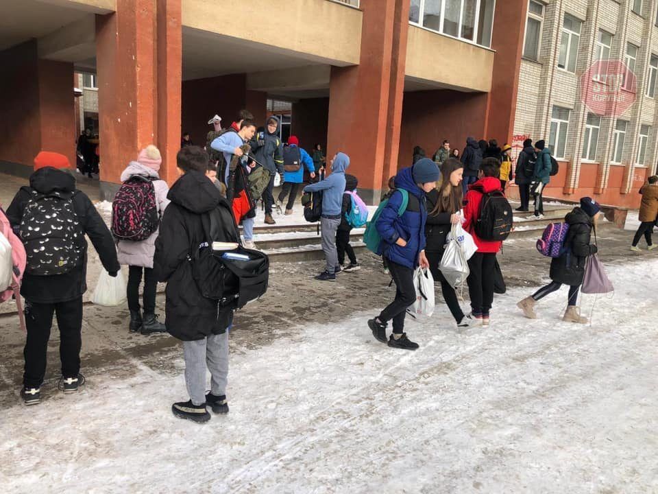  У Львові анонім повідомив про заминировании усіх шкіл : учнів і учителів евакуювали - фото ''Апостроф''