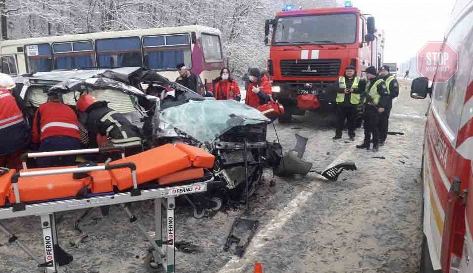  На Львівщині рятувальники надали допомогу потерпілим у ДТП Фото: ДСНС