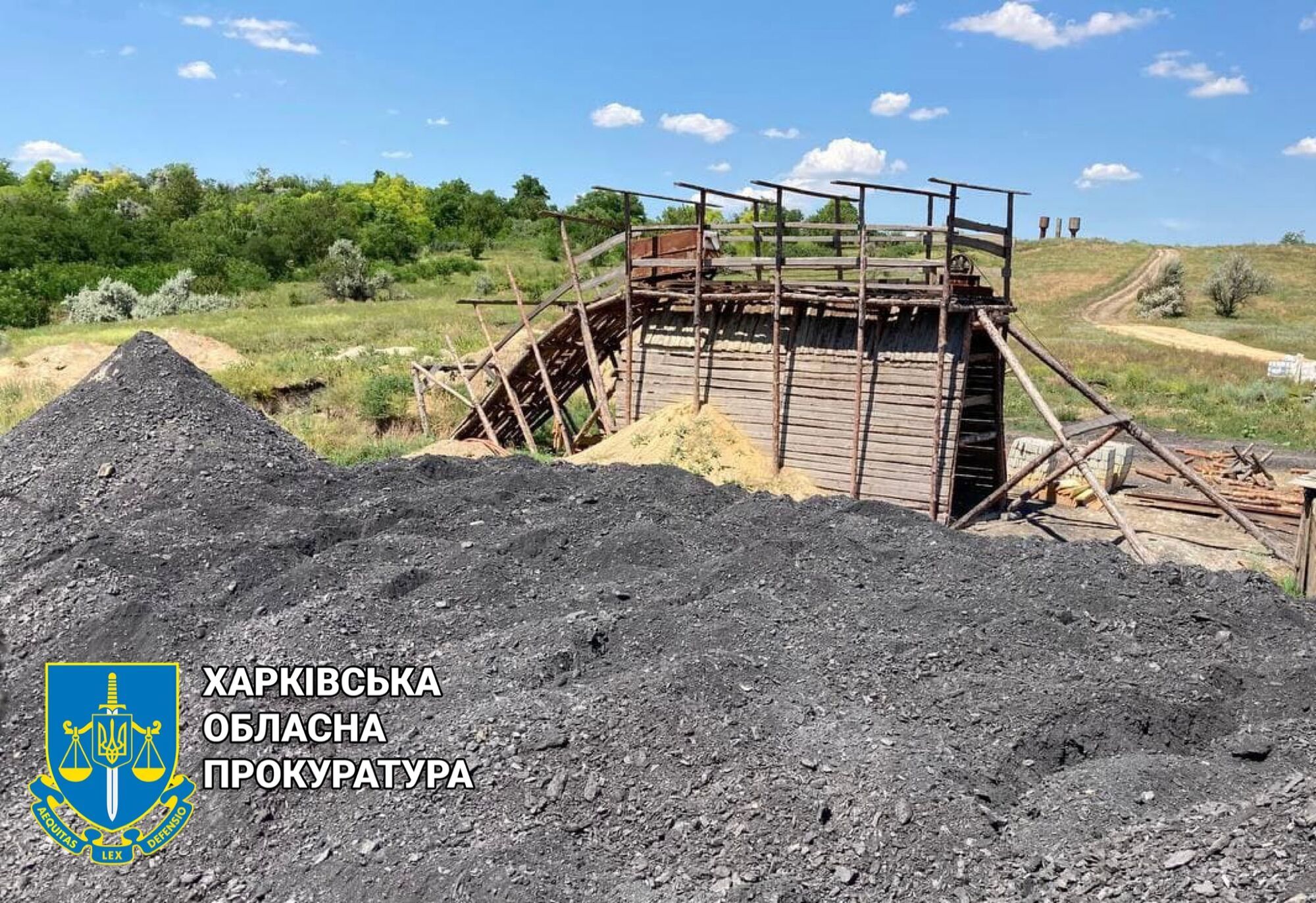 Прокуратура продовжує боротьбу з незаконним видобутком надр: повідомлено про підозру директору шахти (ФОТО)