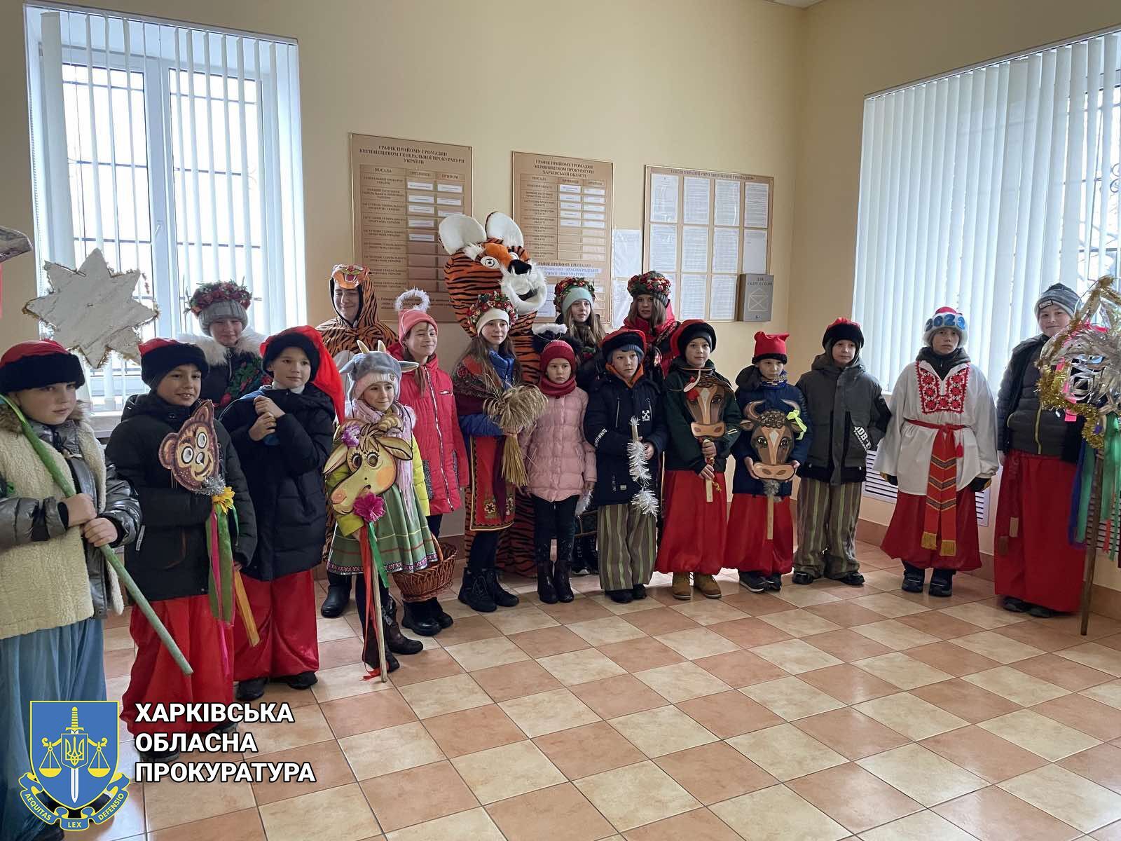 Колядували і співали — діти привітали прокурорів з новорічними святами (ФОТО)