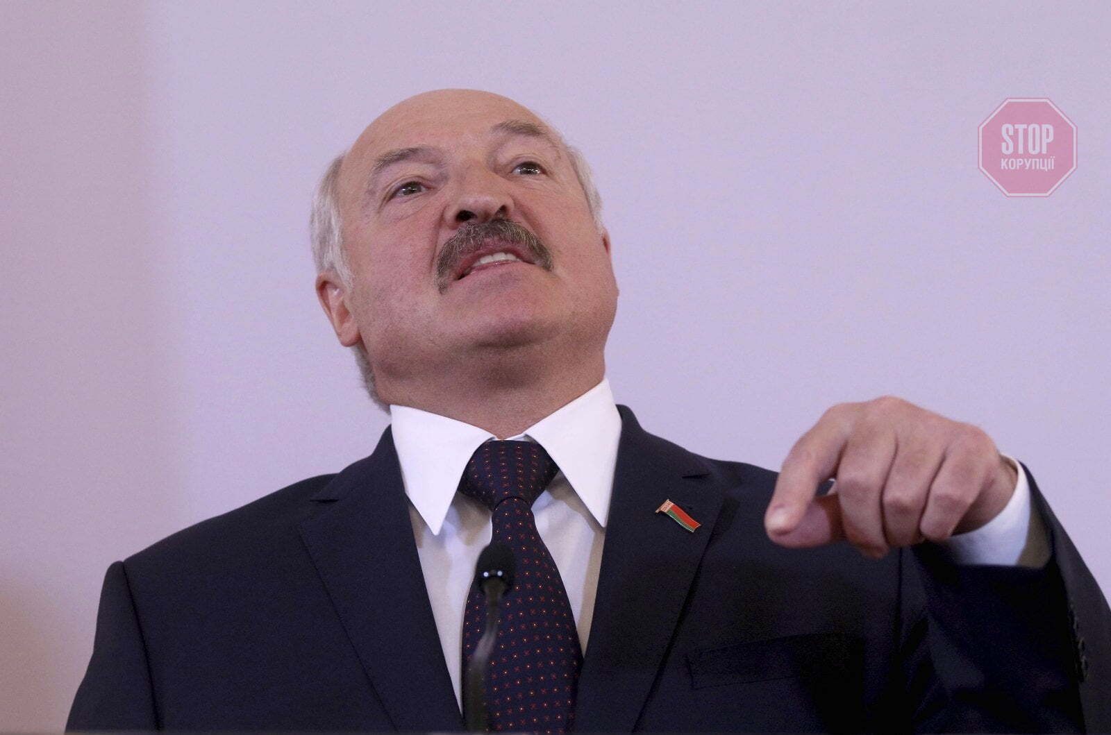  Лукашенко закликав громадян Казахстану стати навколішки перед військовими Фото: delfi.lt