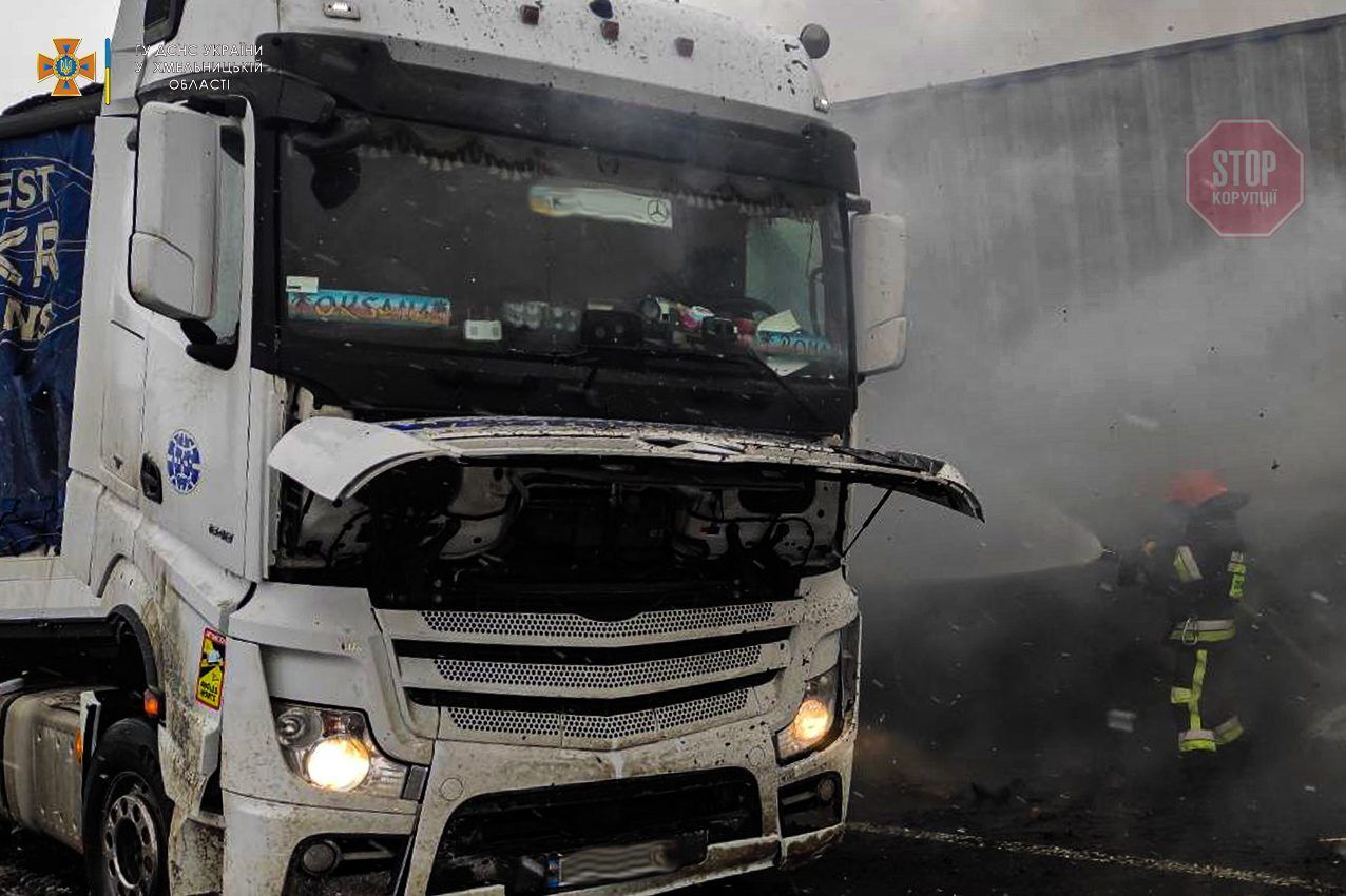  На Хмельниччині зіткнулися дві вантажівки Фото: ДСНС