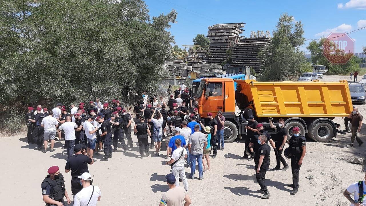 На Видубичах мали демонтувати незаконний паркан ПАТ «Мостобуд» Фото: СтопКор