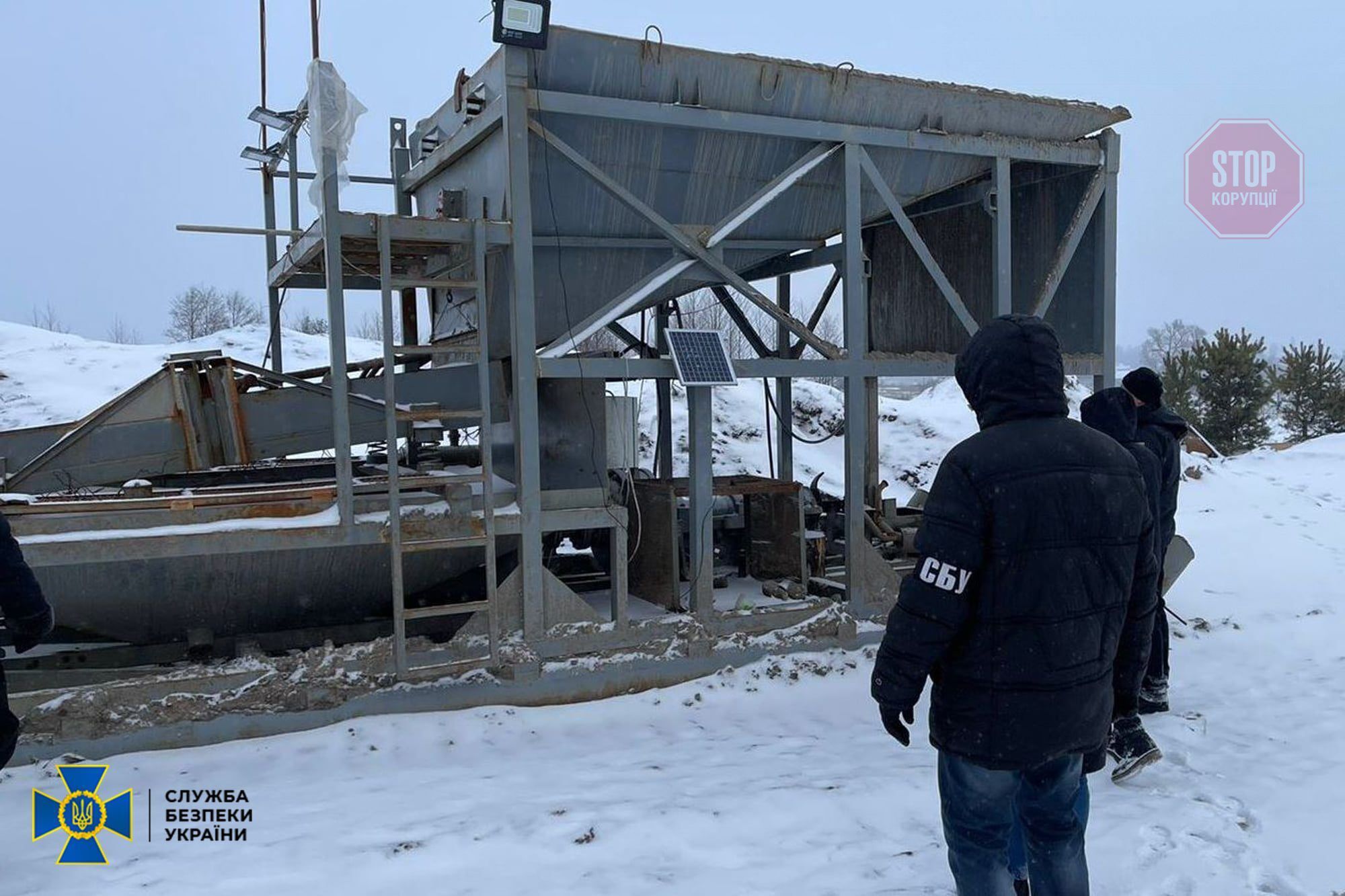  Служба безпеки зупинила незаконний видобуток бурштину на Житомирщині Фото: СБУ