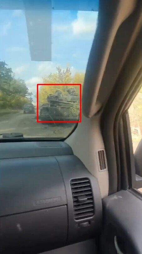 Техника россиян стоит на обочине дороги возле Лимана