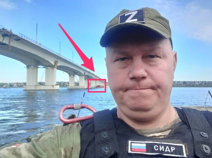 Остатки барж можно было рассмотреть на опубликованной на днях российским военным в соцсети фотографии
