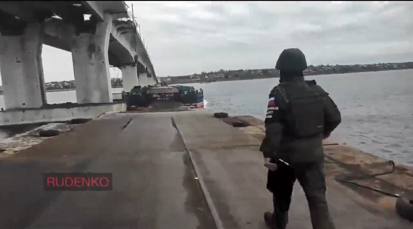 Баржовый мост, который оккупанты прячут под опорами Антоновского моста