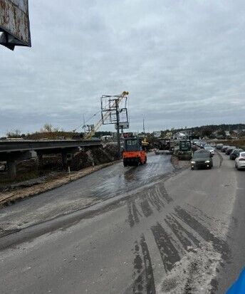 Спеціальна техніка перегородила шлях водіям на міст через річку Ірпінь