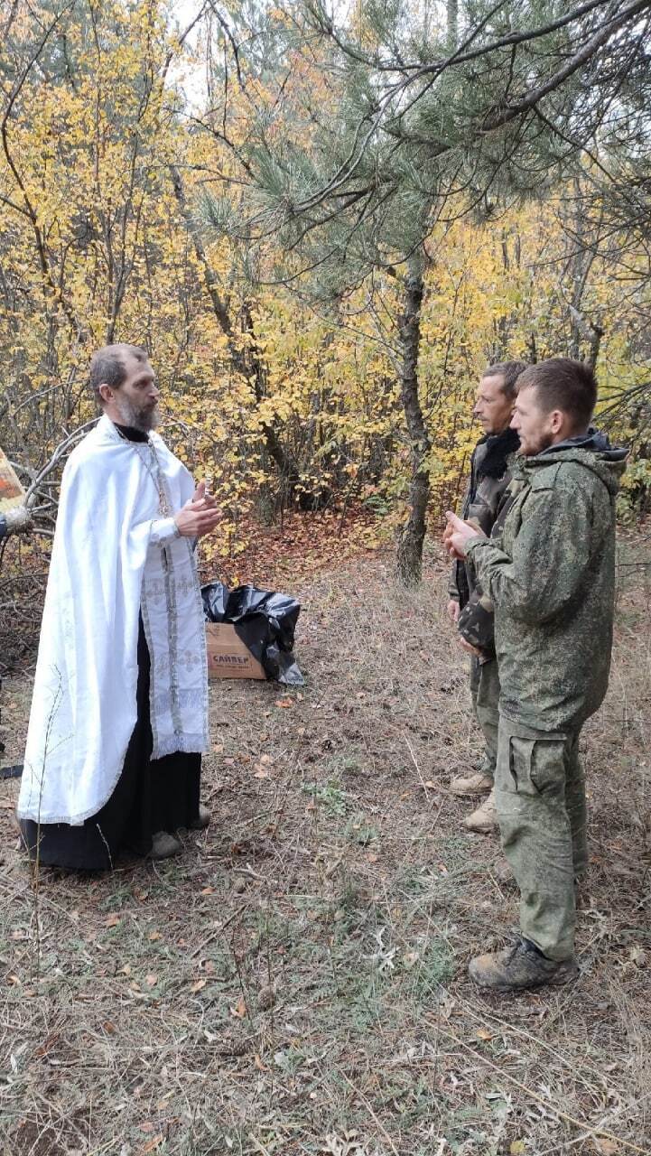 Російський піп хрестив військових у мішках для трупів (фото)