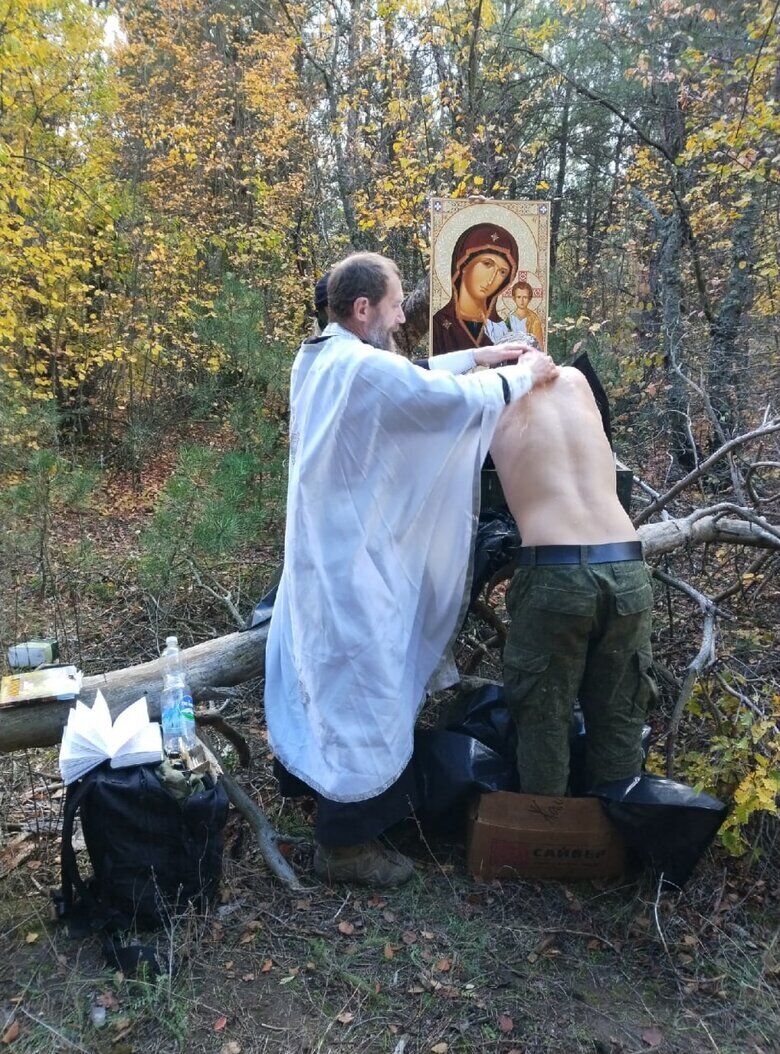 Російський піп хрестив військових у мішках для трупів (фото)