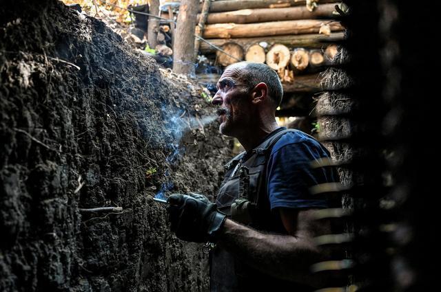 Військові в окопі під час обстрілу