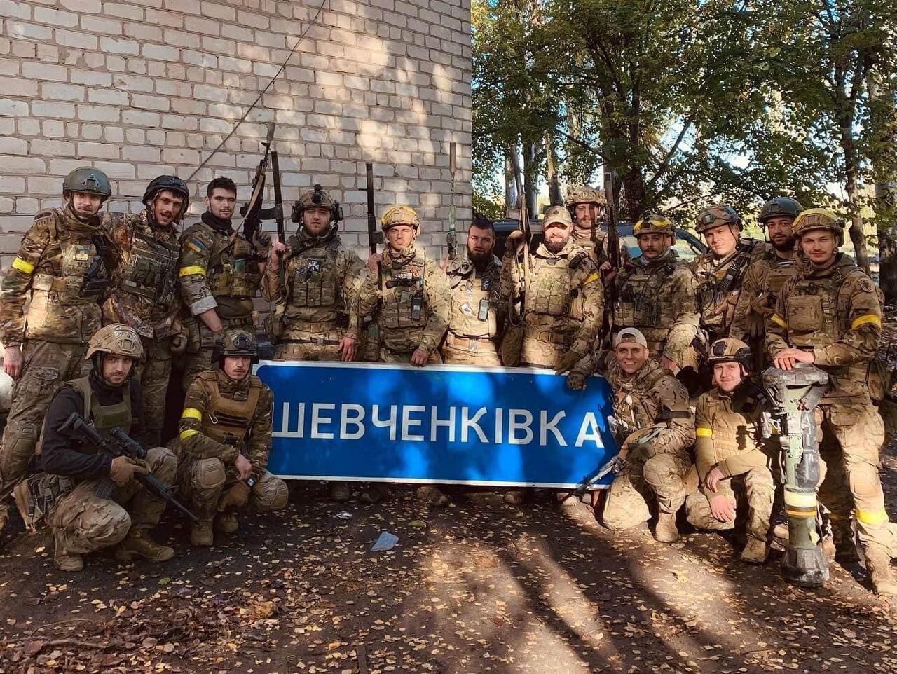 Українські бійці біля таблички ''Шевченківка''