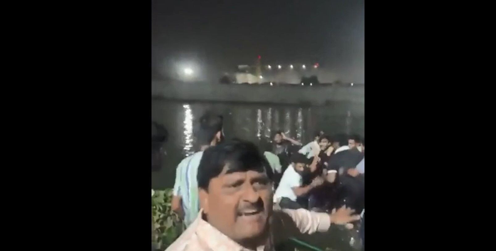 Пересічні громадяни рятують односельців, які постраждали від руйнування пішохідного мосту в Індії