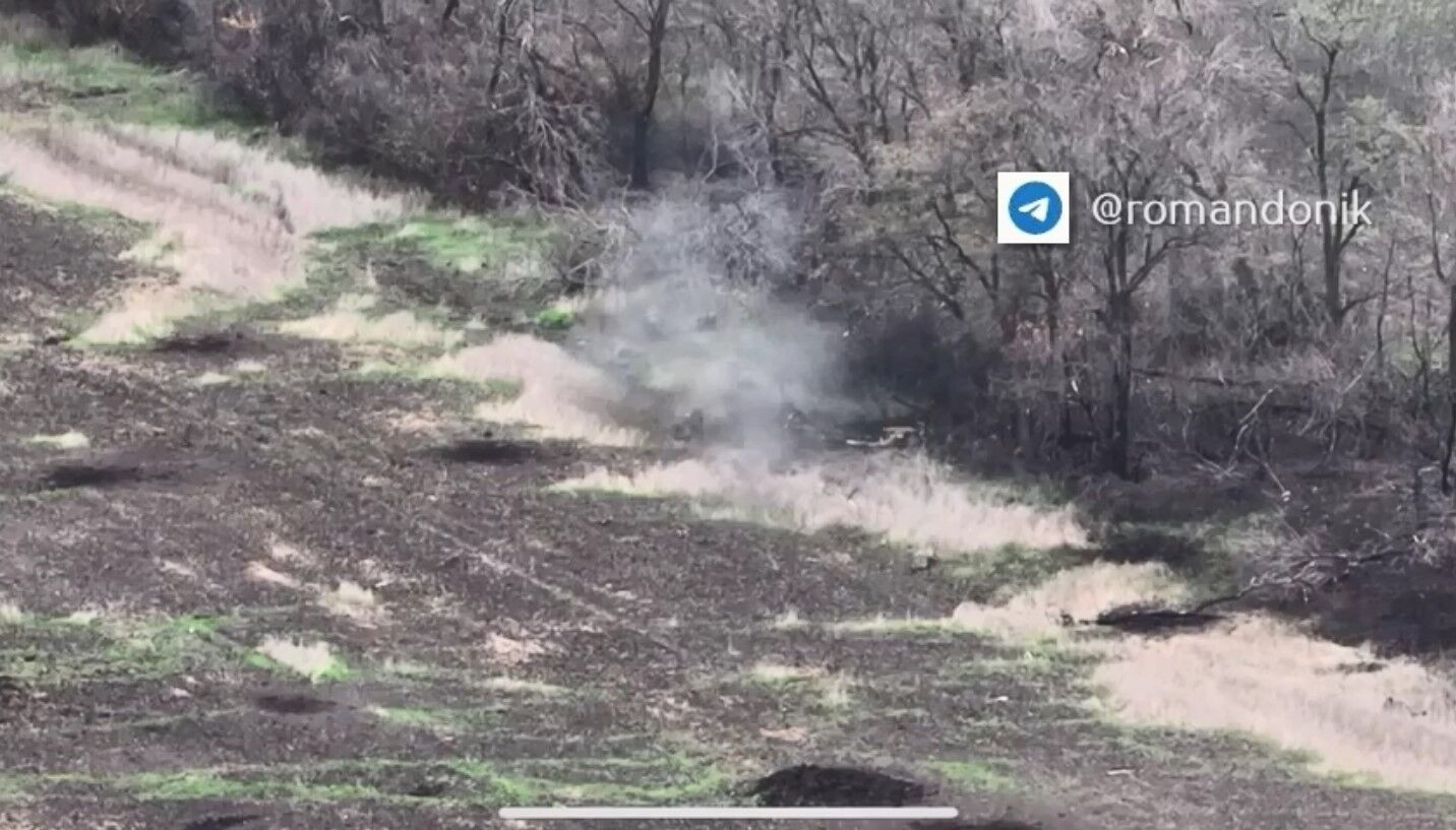 Дым от взрыва мины на позициях армии рф под Бахмутом на Донетчине