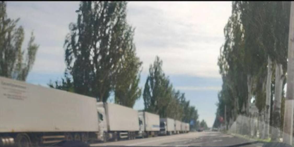 Вантажівки з білими тентами у Мелітополі