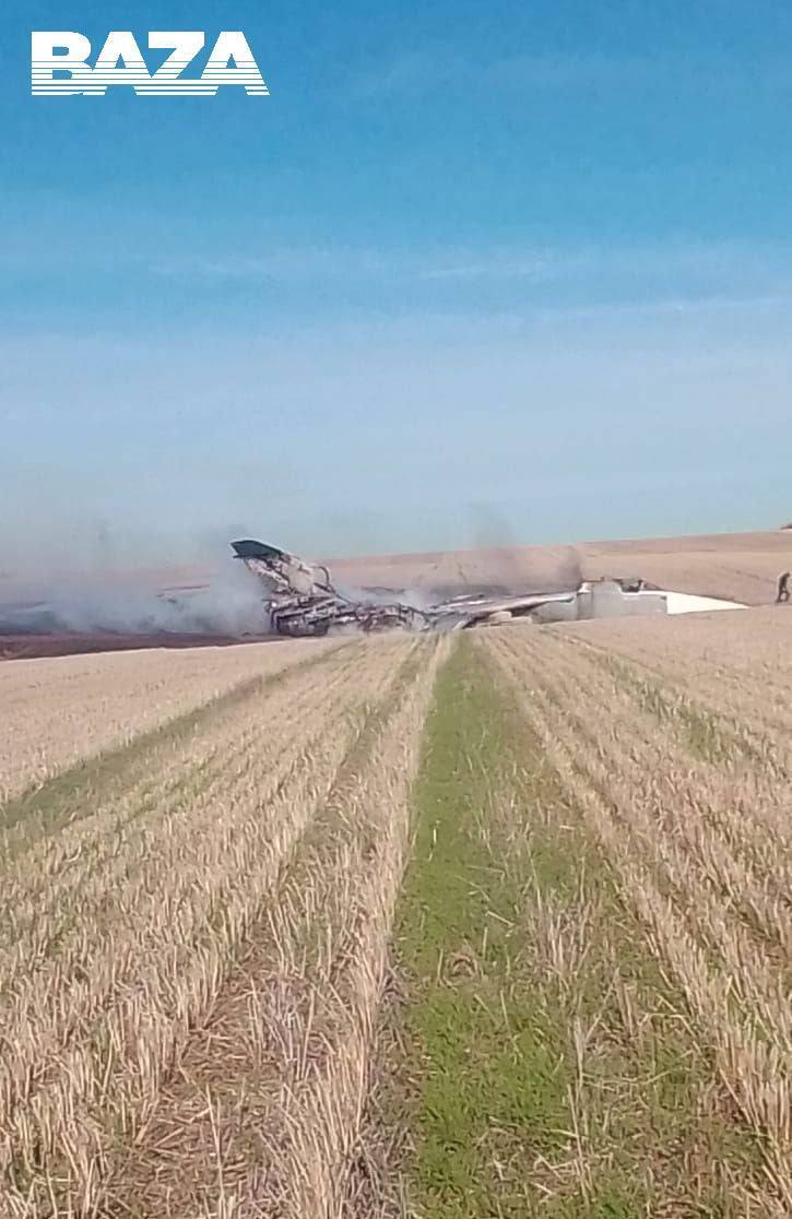 Российский Су-24 упал посреди поля в Ростовской области