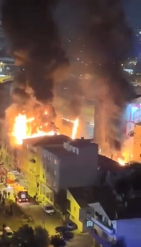 Здание в центре Стамбула, охваченное пламенем