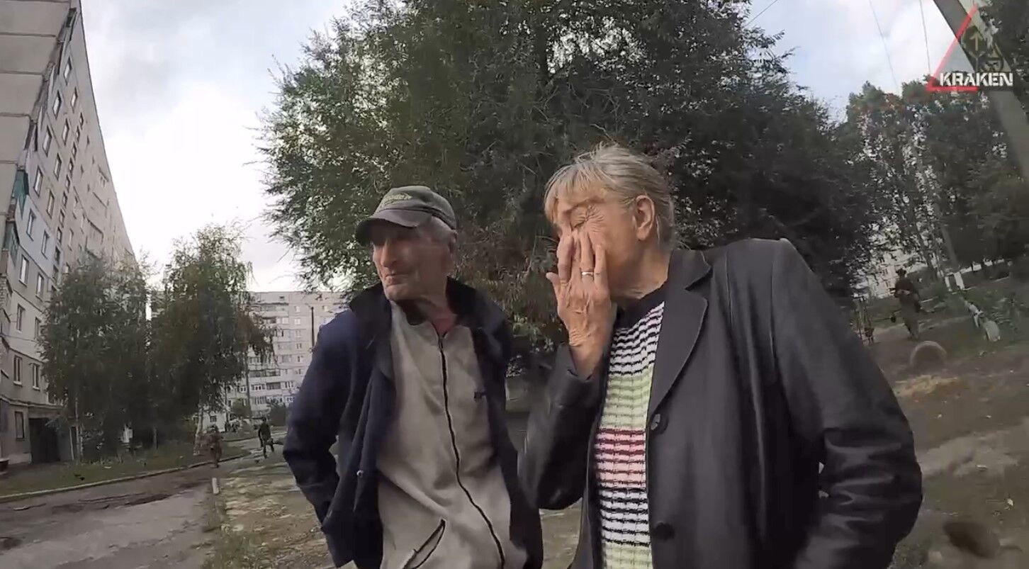 Люди плачуть, бачачи українських бійців