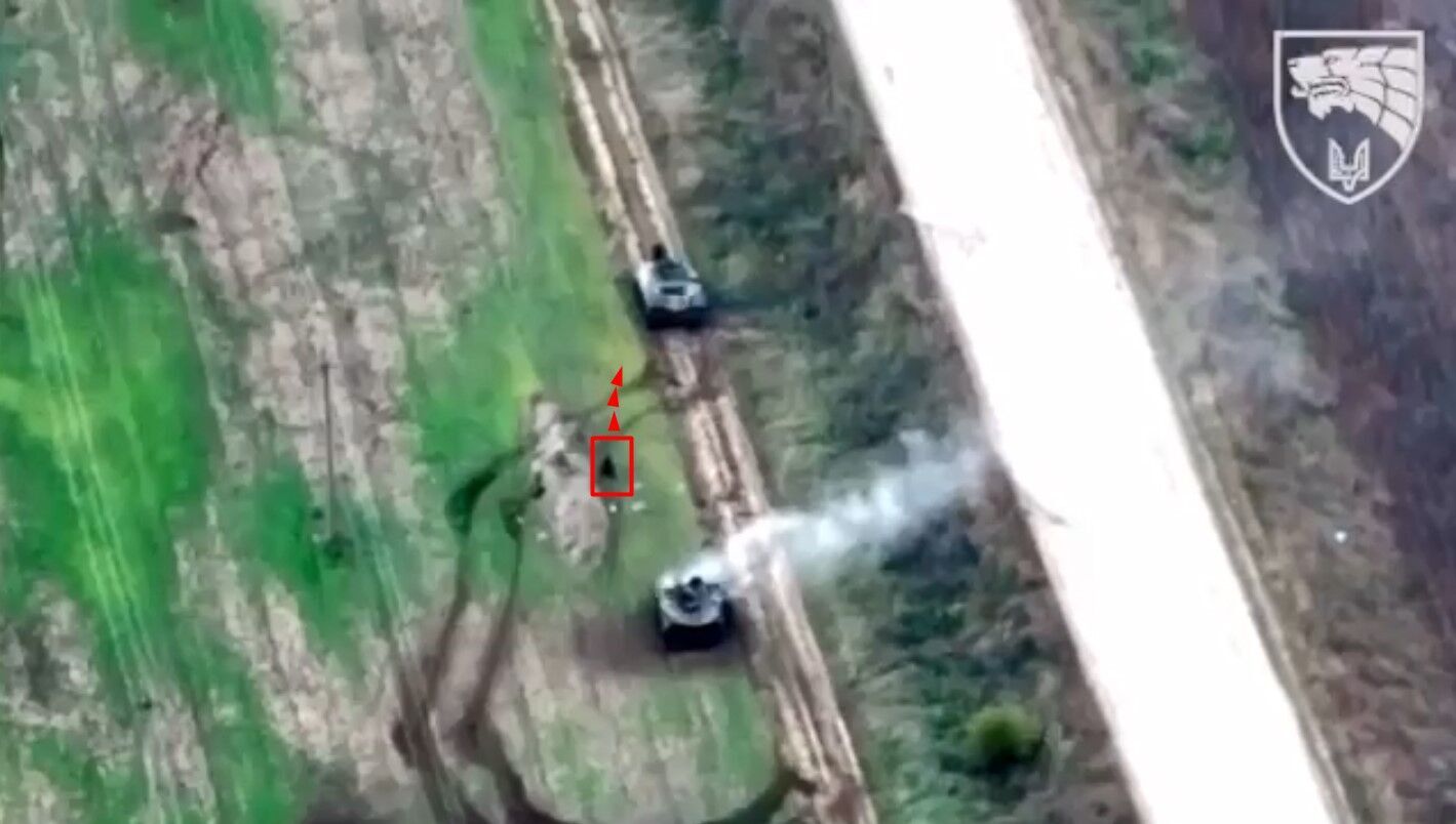 Бойцы ВСУ показали, как двумя выстрелами остановили движение десантуры рф на Херсонщине (видео)