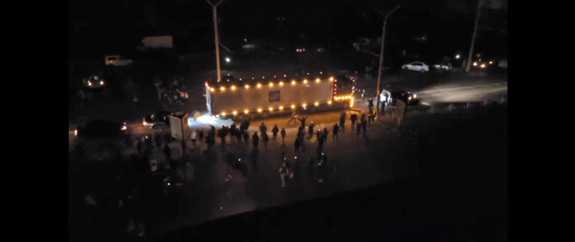 У Херсоні почалось імпровізоване святкування: на площі – сотні ліхтариків і сотні людей (відео)