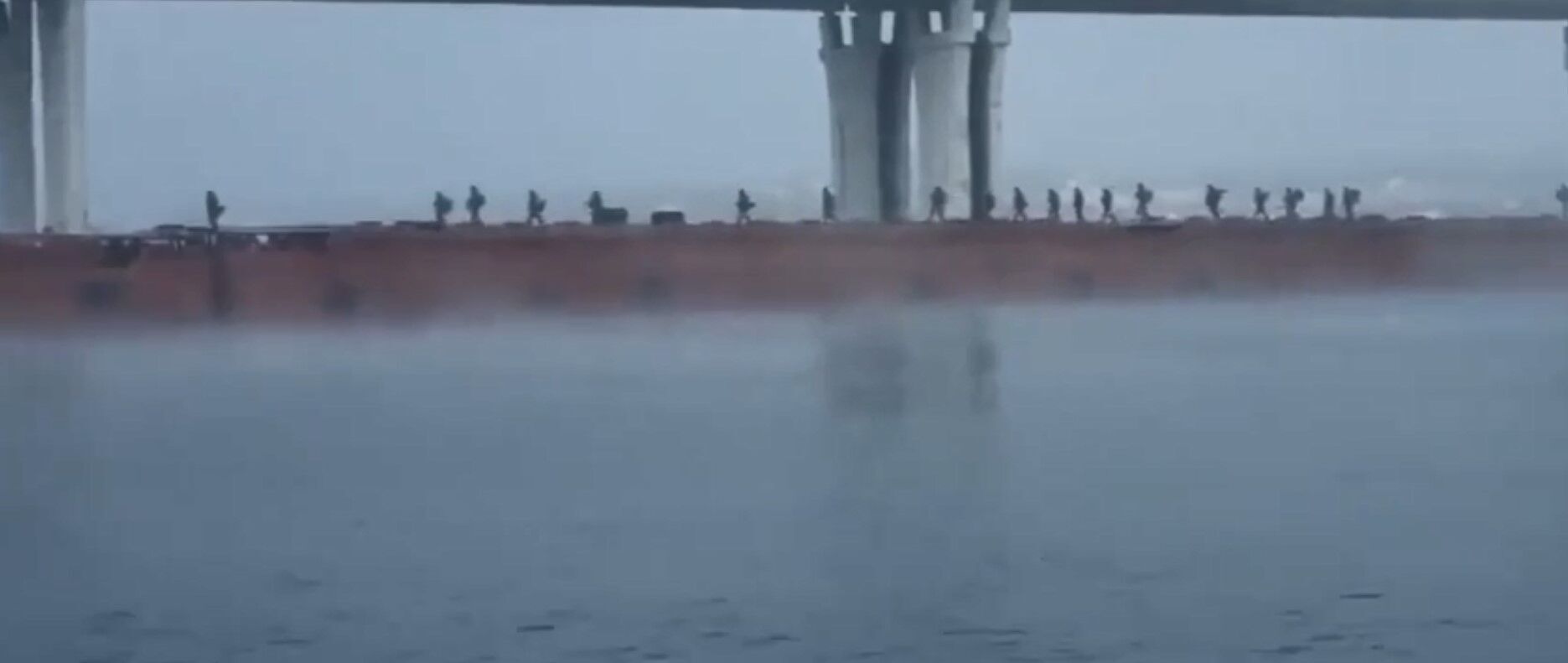 Появились кадры побега россиян из Херсона: идут пешком под Антоновским мостом (видео)