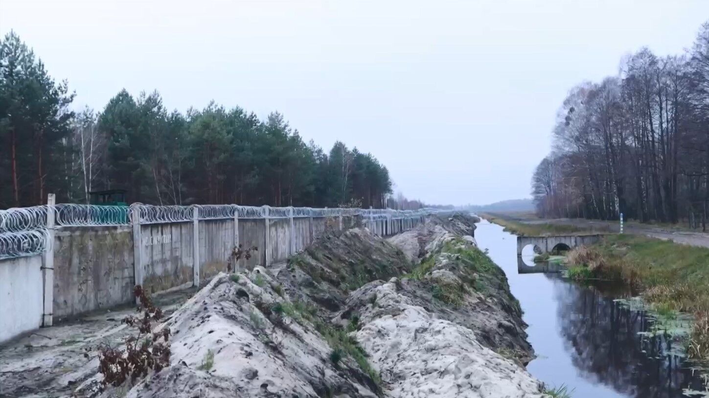 Офис Президента показал 3 км стены с Беларусью: колючка, мины, ров с водой (видео)