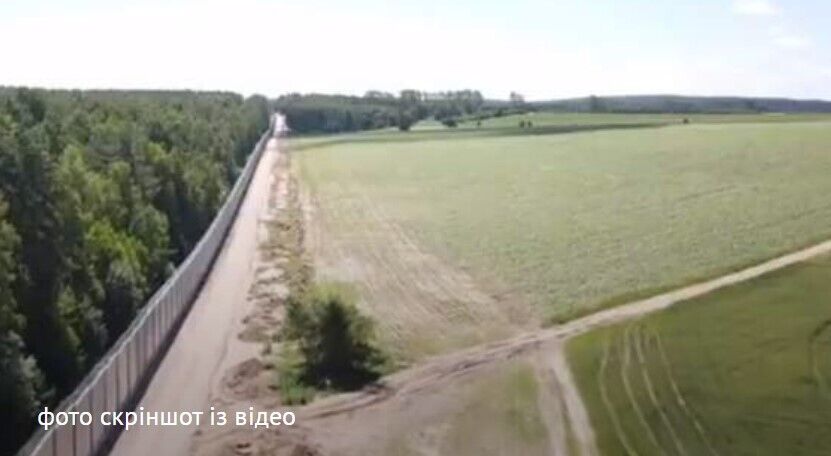 Офис Президента показал 3 км стены с Беларусью: колючка, мины, ров с водой (видео)