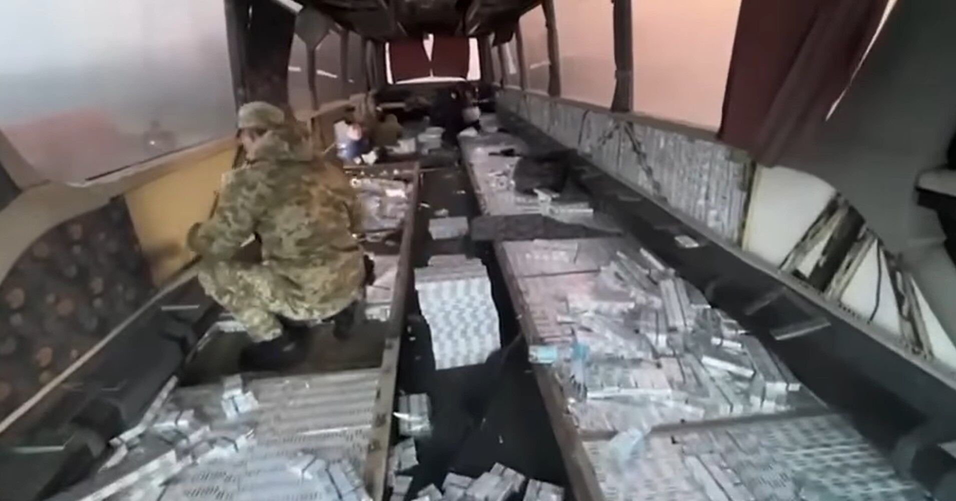В автобусе ''паломников'' обнаружили гигантскую партию контрабанды: везли 150 тыс. пачек сигарет