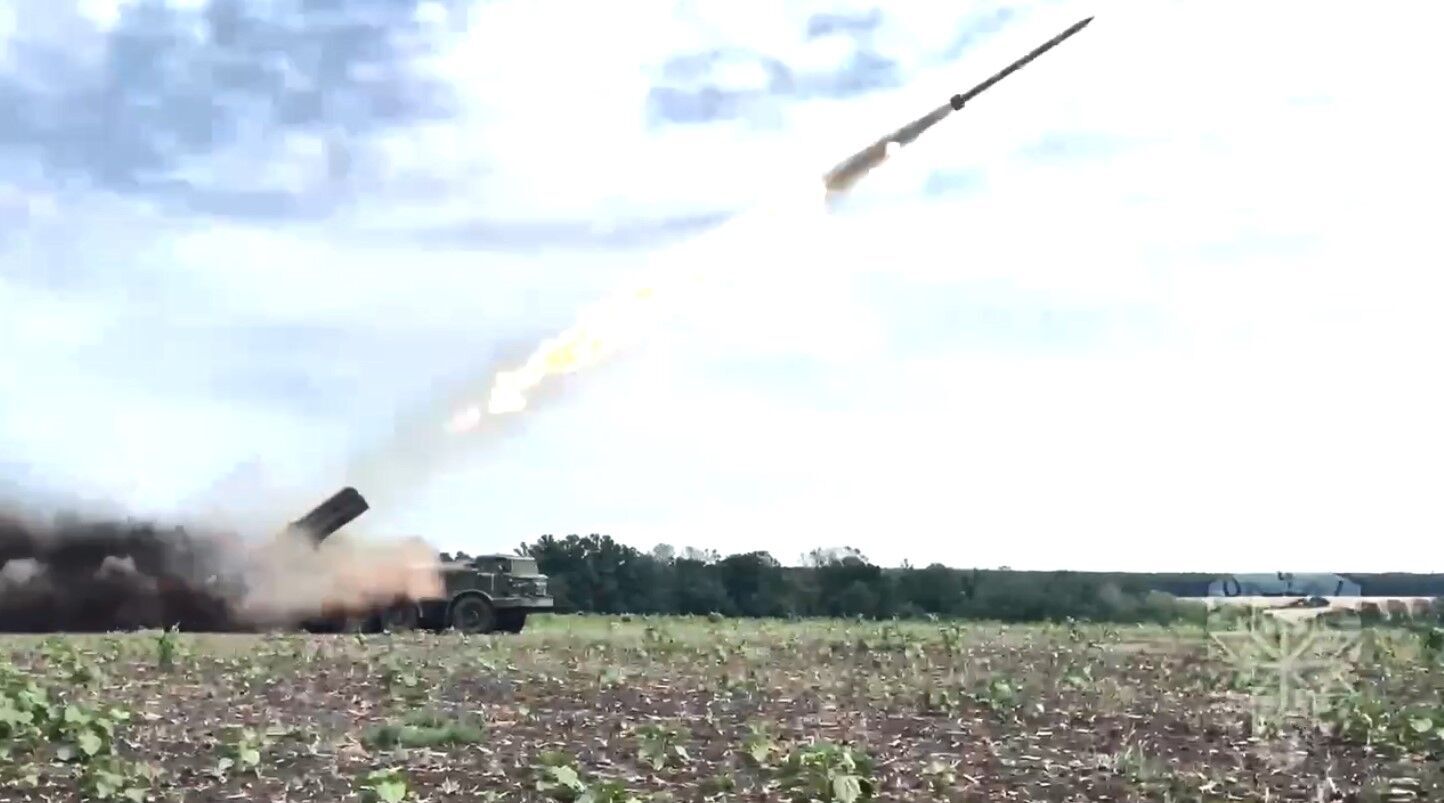 Розвідка ЗСУ показала, як нищить ворогів: замість зграї танків - уламки та рештки (відео)