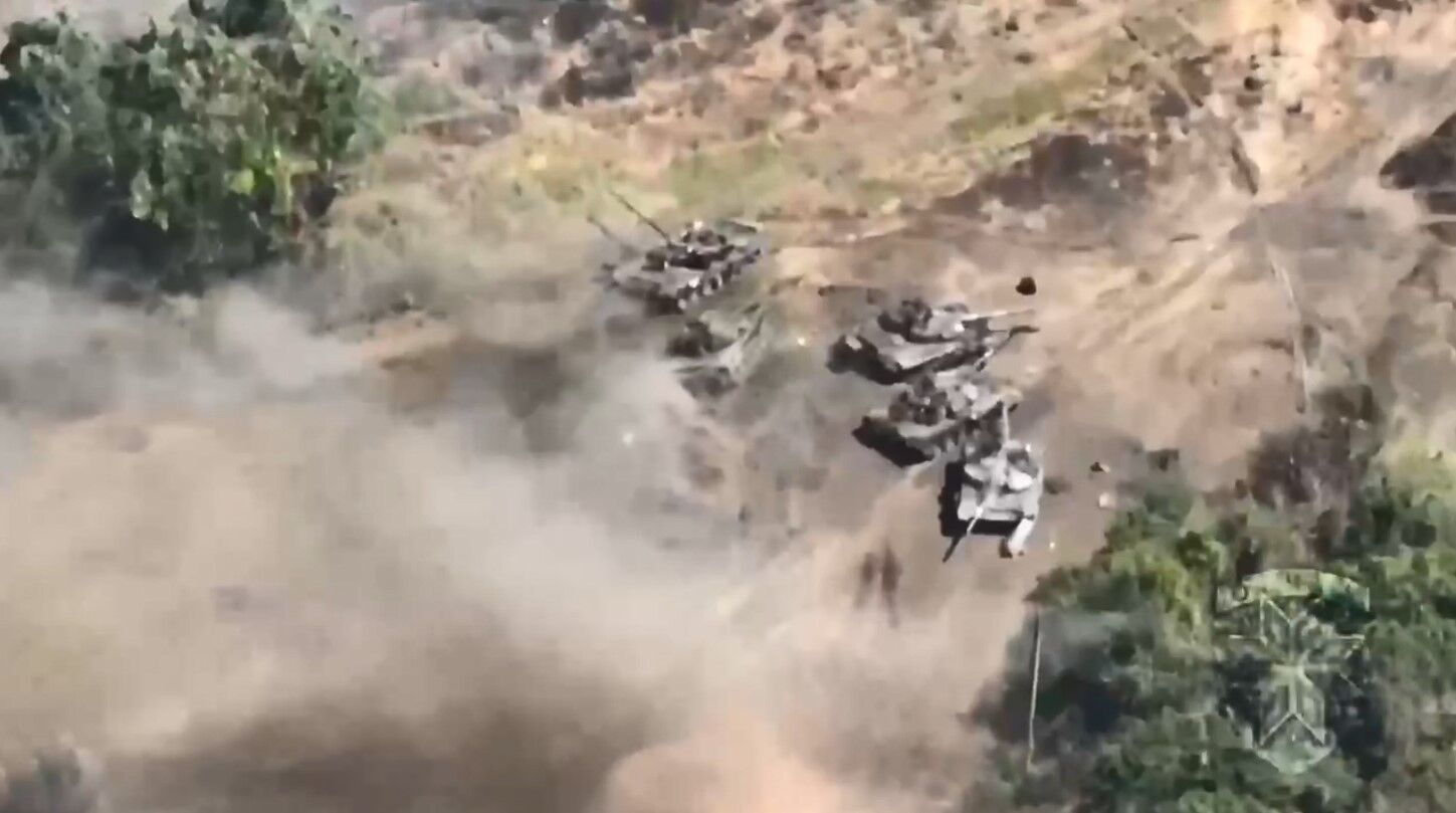 Розвідка ЗСУ показала, як нищить ворогів: замість зграї танків - уламки та рештки (відео)