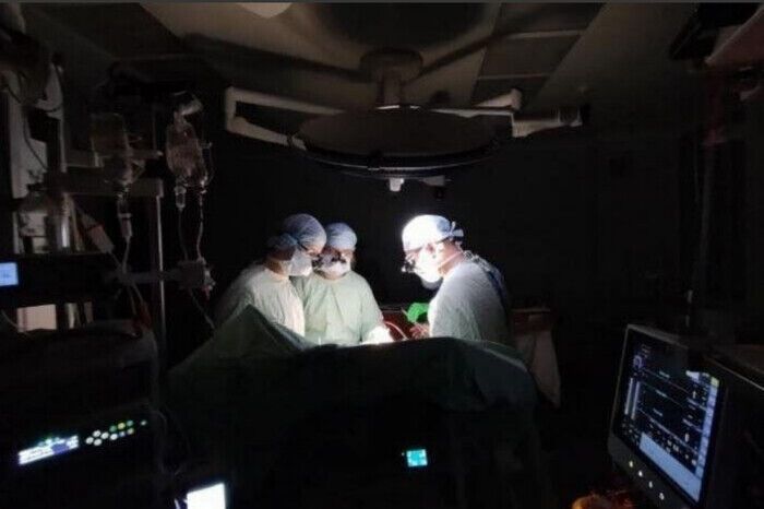 У Львові хірурги без електроенергії провели надскладну операцію на серці (фото)