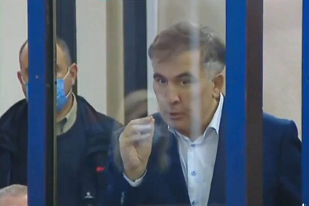 Саакашвили в суде пожаловался на лечение, которое ''взорвало его здоровье''