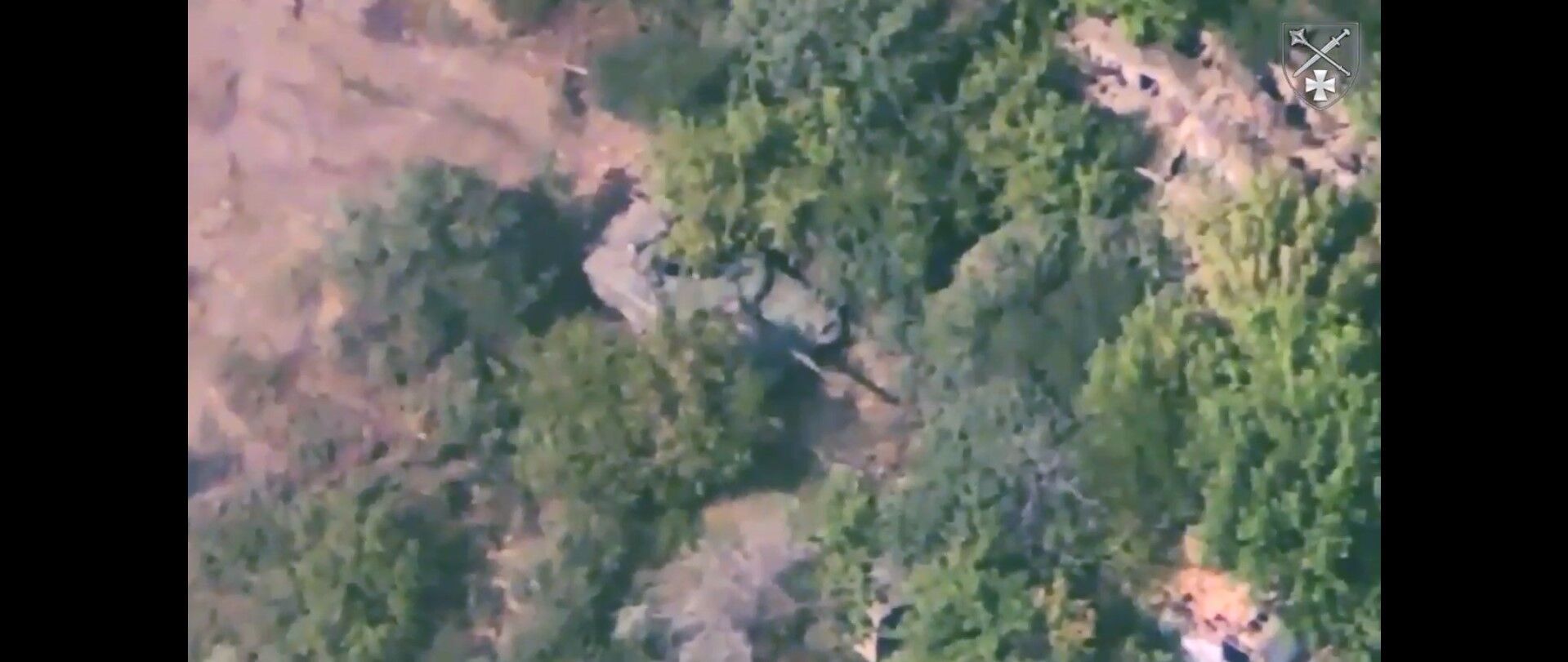 Бійці ЗСУ показали майстер-клас: спалили танк рф, замаскований у лісі (відео)