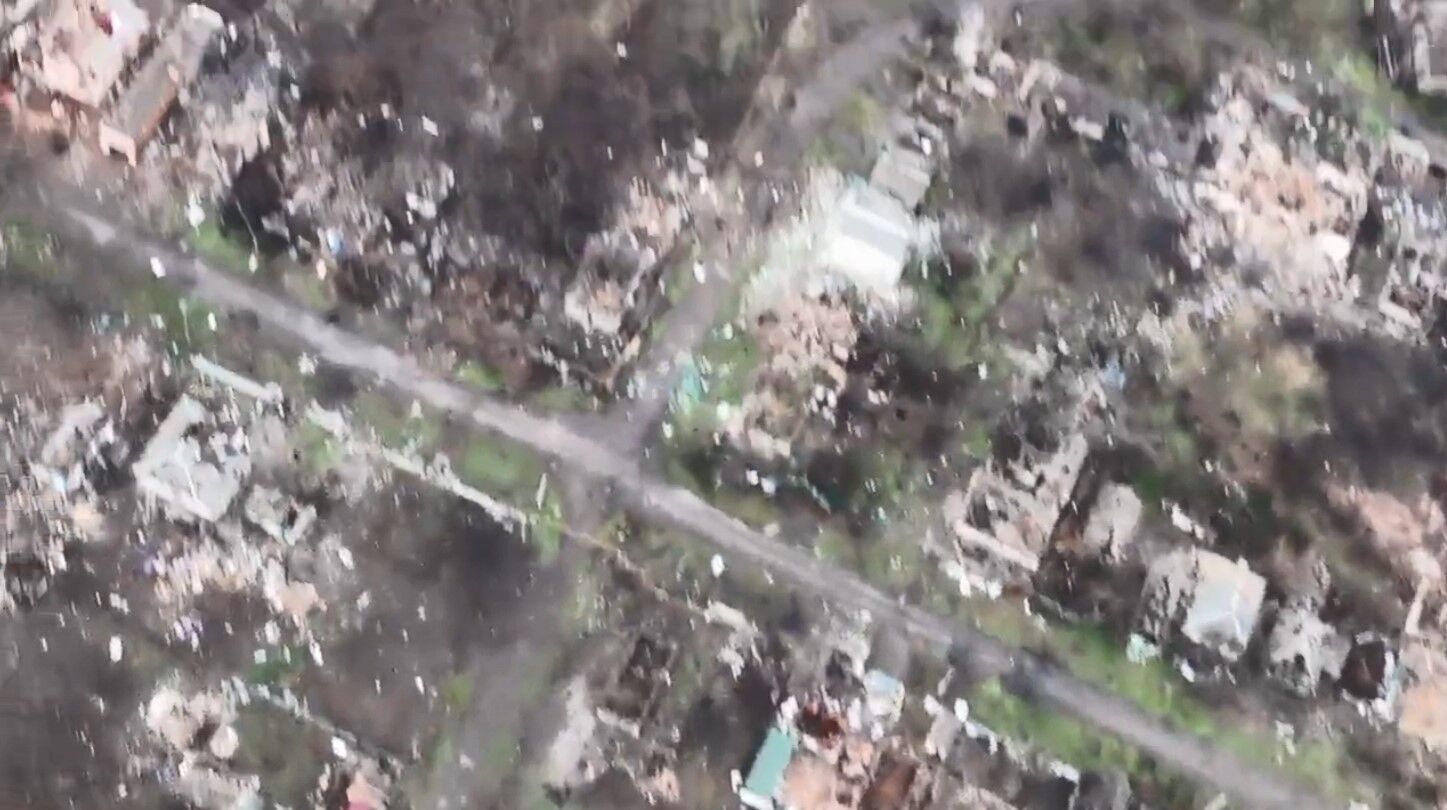 Бійці ЗСУ показали сутичку двох дронів - українського та рф (відео)