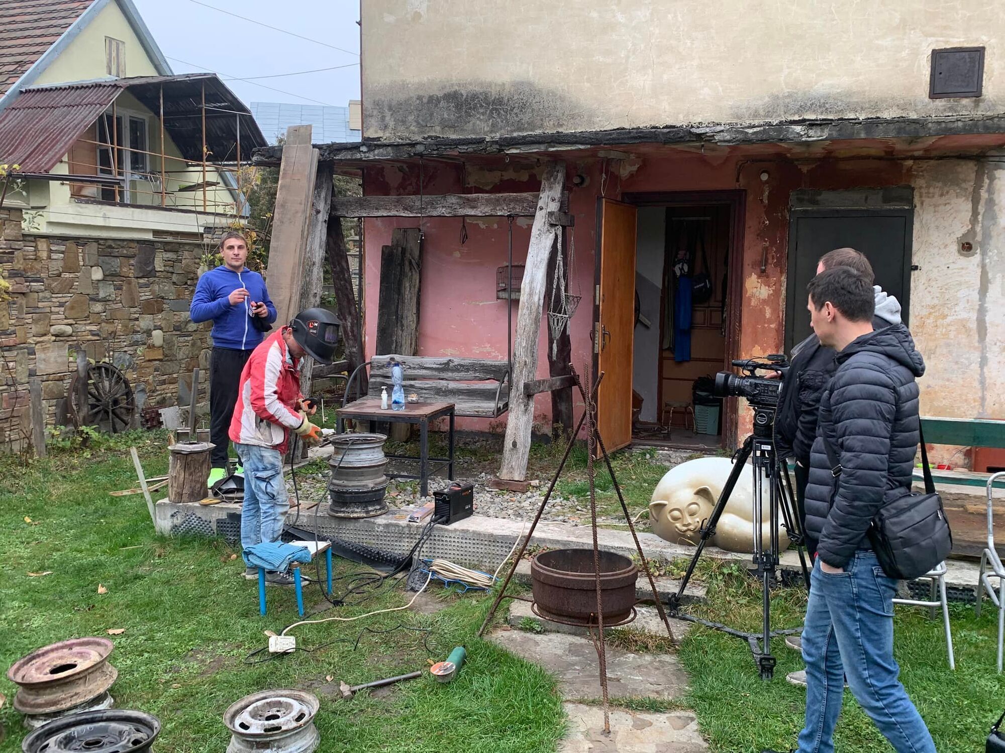 Телевізійники знімають сюжет про волонтерів на подвір'ї Віктора Паласа